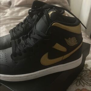Jordan Men's Black and Gold Sneakers